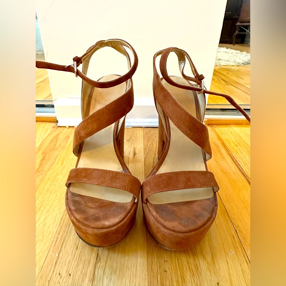 Gorgeous Hardly Worn Platform Wedge Strap Sandal